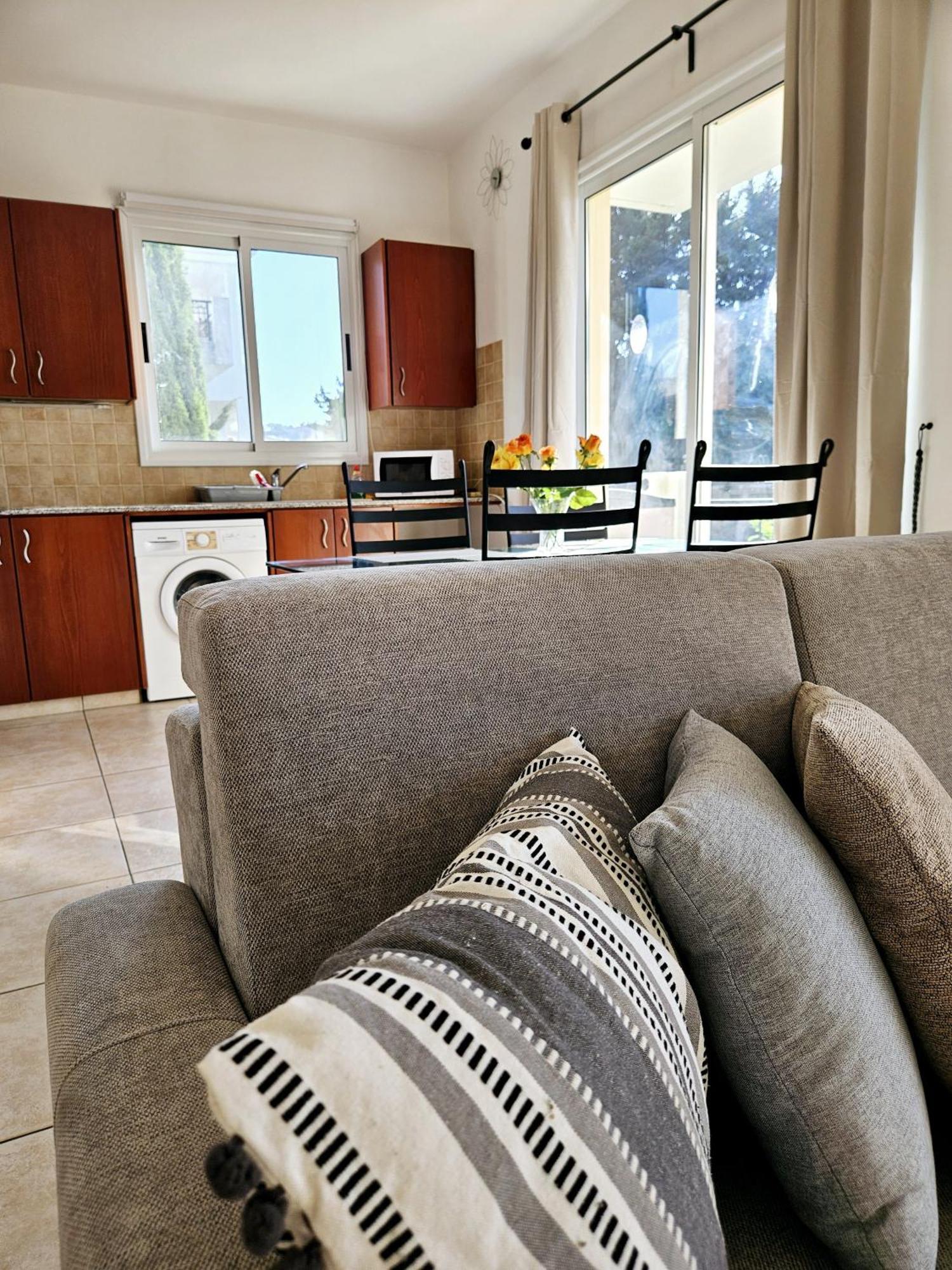 The Brightstay Paphos, 2 Bed Apt, Paphos Riviera, Universal エクステリア 写真